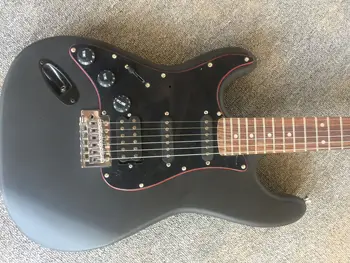 Ücretsiz teslimat / mat siyah tek sallamak tremolo st yüksek kaliteli Gitar / özelleştirilebilir Çin elektro gitar