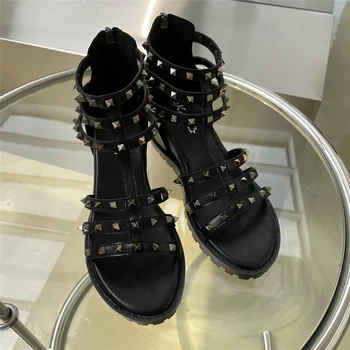 Kadın Ayakkabı Rahat Perçin Gladyatör Sandalet Yaz T-Kayışı Takozlar Sandalet Punk Yüksek Topuklu Sandalet Kadın Takozlar Ayakkabı