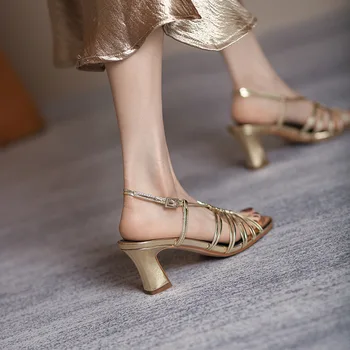 Fransız asil vintage altın yüksek topuklu sandalet yaz koyun derisi burnu açık kalın topuk Roma sandalet kadın